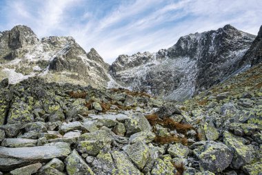 Yüksek Tatras dağları manzarası, Slovak cumhuriyeti. Yürüyüş teması. Mevsimsel doğal sahne.