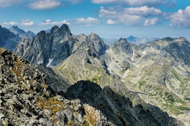 Slavkovsky zirvesinden yüksek Tatras manzarası, Slovak cumhuriyeti. Yürüyüş teması. Mevsimsel doğal sahne.