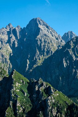 Slavkovsky tepesinden Lomnicky zirvesi, Slovak cumhuriyeti. Yürüyüş teması. Mevsimsel doğal sahne.
