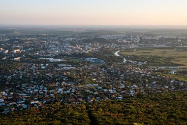 Slovak Cumhuriyeti, Zobor Hill 'den Nitra kasabası. Seyahat güzergahı. Akşam sahnesi.