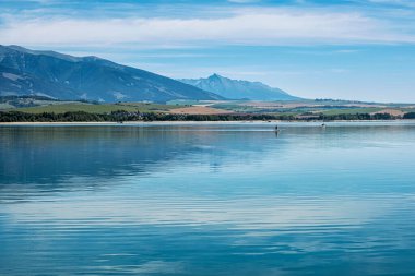 Liptovska Mara Barajı, Slovakya Cumhuriyeti. Seyahat güzergahı. Yaz tatili.