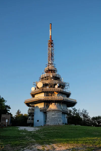 スロバキア共和国ニトラ州ゾボアの丘のテレビ送信機 夕方のシーン — ストック写真