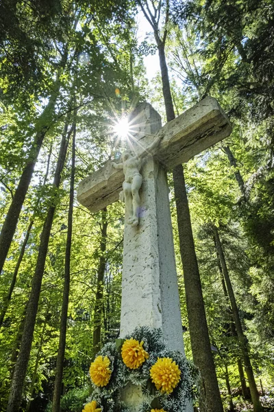 Crucificação Jesus Cristo Com Raios Sol Área Spa Korytnica Eslováquia — Fotografia de Stock