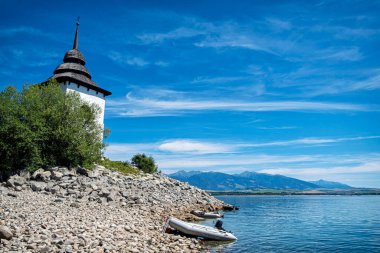 Liptovska Mara Barajı yakınlarındaki Bakire Meryem Kilisesi, Slovak Cumhuriyeti. Seyahat güzergahı. Yaz tatili.