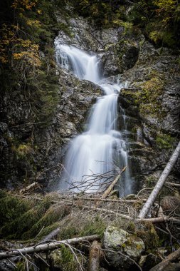 Kmet Şelalesi, Dill Vadisi, Yüksek Tatras Dağı, Slovakya Cumhuriyeti. Yürüyüş teması. Mevsimsel doğal sahne.