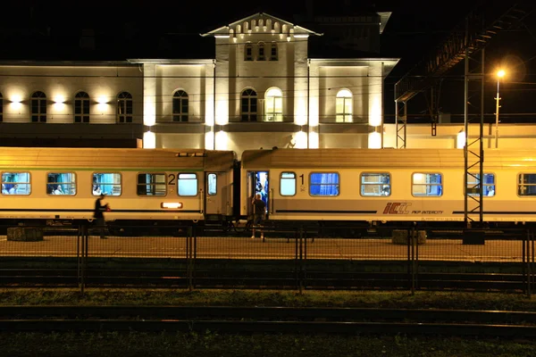 Zug im Bahnhof — Stockfoto