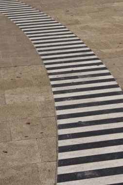 Mermer çizgiler ile dekore edilmiş kaldırım