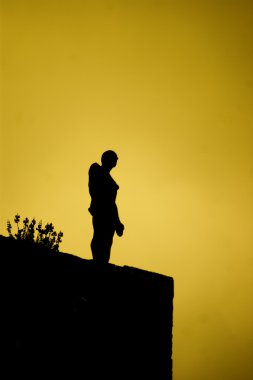 dramatik bir nöbetçi silüeti