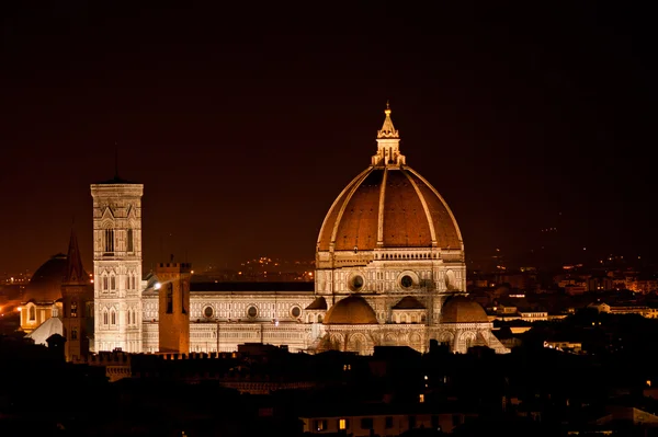 在晚上的佛罗伦萨大教堂的视图 — 图库照片