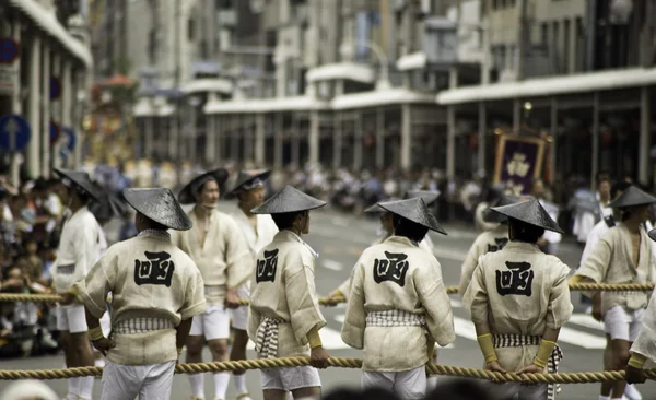 gion matsuri yüzen taşımak çalışan erkek