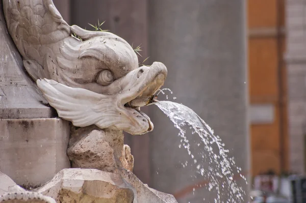 Détail de la statue de poisson dans une fontaine — Photo