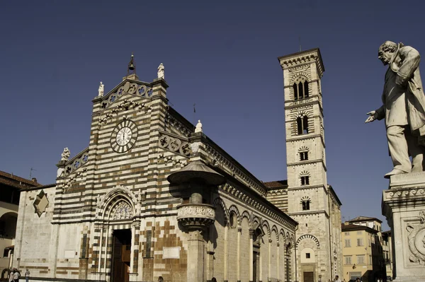 Åsynen av prato cathedral square — Stockfoto