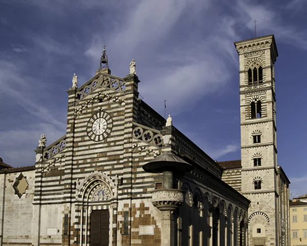 Prato Catedral e torre sino — Fotografia de Stock