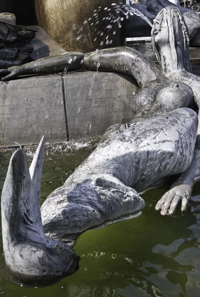 Siréna sochařství v fountain — Stock fotografie