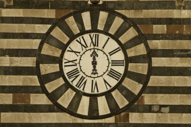 siyah ve beyaz mermer saat