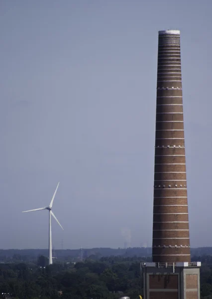 Technologie konwersji energii nowe i starej — Zdjęcie stockowe