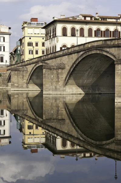 Puente de Ponte allá carraia reflejado en el río Arno —  Fotos de Stock