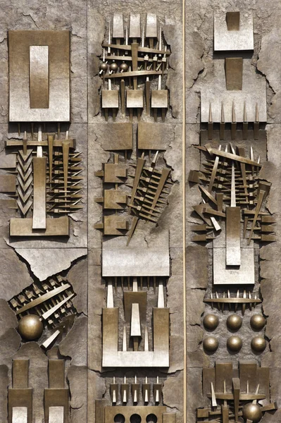 Arnaldo pomodoro skulptur — Stockfoto