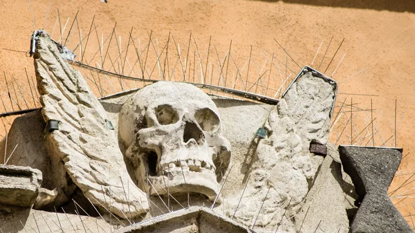 Skull sculpture of a medieval building — Stock Photo, Image