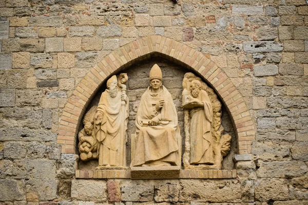 Bulding decoração com esculturas religiosas — Fotografia de Stock