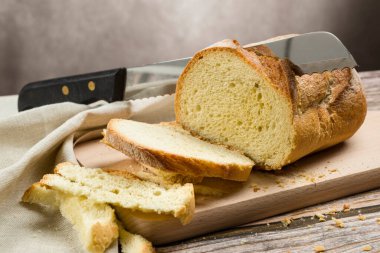 Mutfak masasında tam tahıllı ekmek ve bıçak.