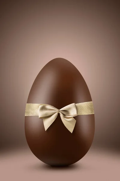 Huevo Pascua Chocolate Con Cinta Dorada Sobre Fondo Marrón — Foto de Stock