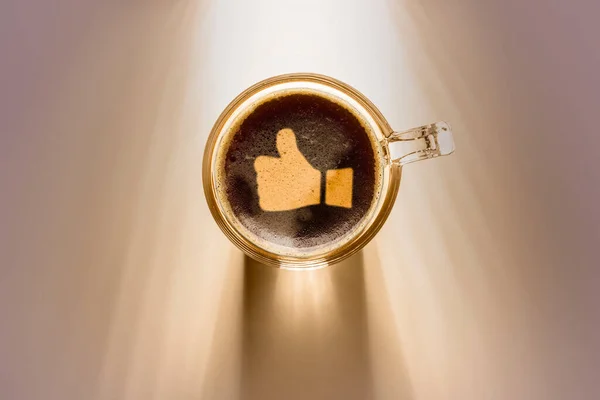 Kaffeetasse Mit Daumen Hoch Schild Draufsicht Auf Hintergrund Mit Sonnenlicht — Stockfoto