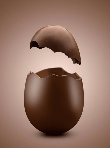 Разбитое Шоколадное Пасхальное Яйцо Коричневом Фоне — стоковое фото