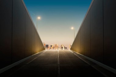 Arka planda şehir olan şehir tünel çıkışının görüntüsü
