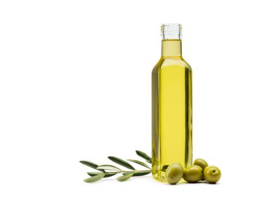 Beyaz arka planda yeşil zeytinli zeytin yağı şişesi