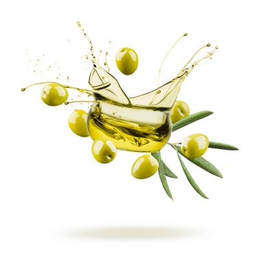 Zeytinyağı kasesi zıplıyor ve beyaz arka planda yeşil zeytinlerle sıçrıyor.