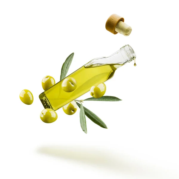 Botella Aceite Oliva Saltando Con Aceitunas Verdes Sobre Fondo Blanco — Foto de Stock