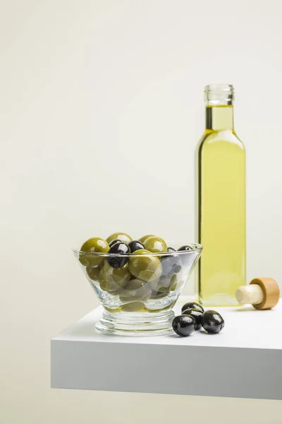 Big Green Black Olives Glass Bowl Shelf Oil Bottle — Zdjęcie stockowe