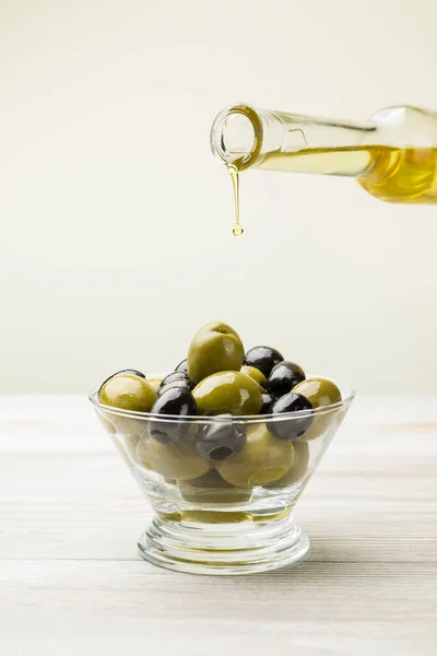 Big Green Black Olives Glass Bowl Wooden Table — Fotografia de Stock