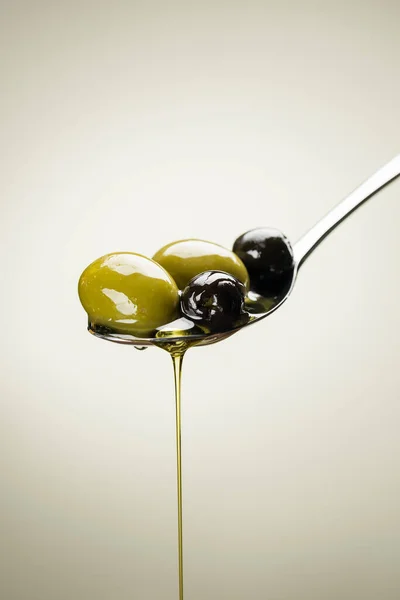 Big Green Black Olives Spoon Dripping Oil — Zdjęcie stockowe