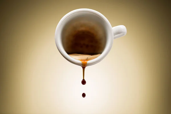 Cup Coffee Pours Dripping Coffee Brown Background — Stock Photo, Image