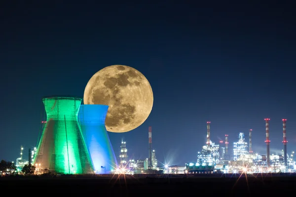 Refinaria de petróleo — Fotografia de Stock