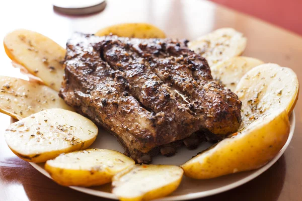 Fleisch und Kartoffeln — Stockfoto