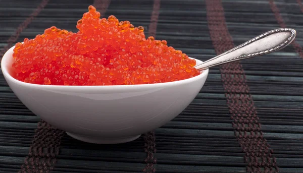 Caviar บนพื้นหลังมืด — ภาพถ่ายสต็อก
