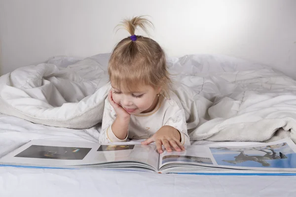 Meisje lezen — Stockfoto