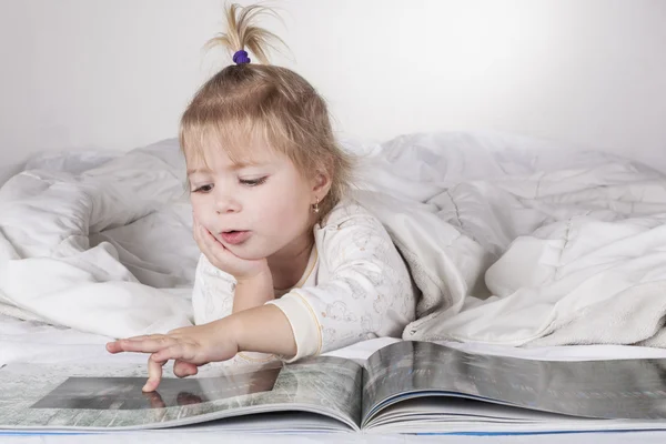 Meisje van de baby lezen — Stockfoto