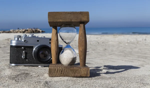 Reloj y cámara —  Fotos de Stock