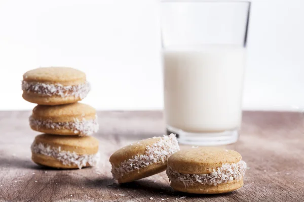 Mjölk och kakor — Stockfoto