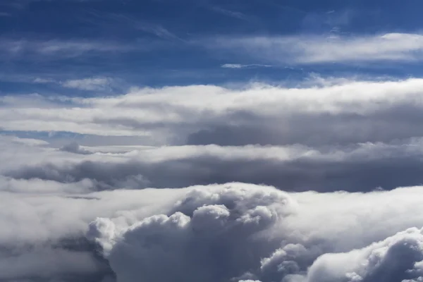 Über stürmischem Himmel — Stockfoto