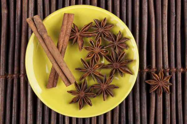 Cinnamon on Green Plate — Stock Photo, Image