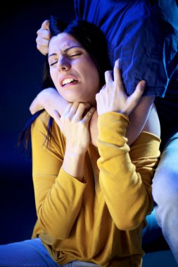 acı adam aile içi şiddet istismar kadını