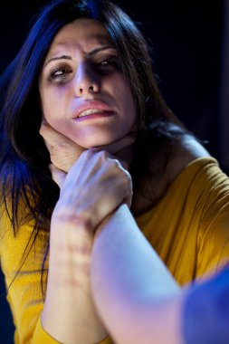 kadınla adam tarafından boğulmuş brooses