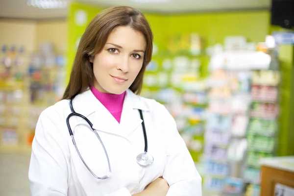 Bella dottoressa sorridente in farmacia — Foto Stock