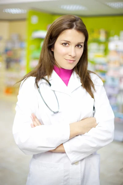 Mooie vrouwelijke arts werkzaam in de farmacie — Stockfoto