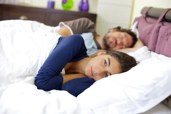 Crying woman in bed problems in relationship — Stock Photo, Image